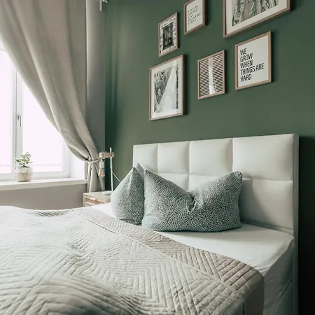 Luga Homes - Stadthaus מלון דירות 3*
