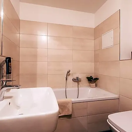 アパートホテル Luga Homes - Stadthaus 3*