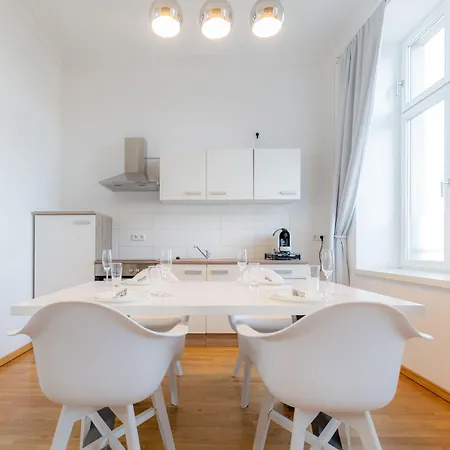 Luga Homes - Stadthaus アパートホテル 3*